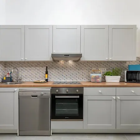 Будинок відпочинку Lovely House With Garden Near Centre