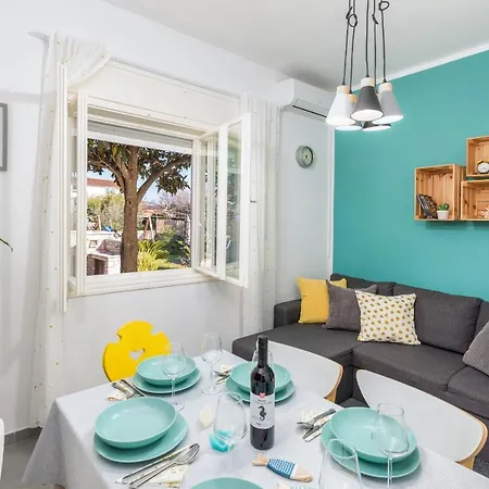 Будинок відпочинку Lovely House With Garden Near Centre