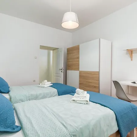 Будинок відпочинку Lovely House With Garden Near Centre *