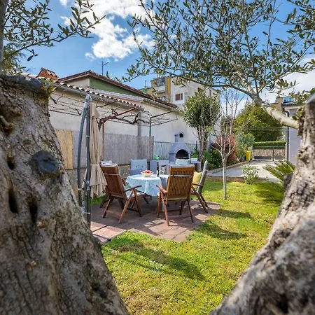 Lovely House With Garden Near Centre Будинок відпочинку Пула