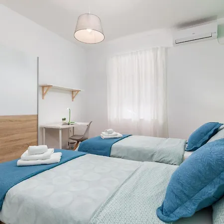 Lovely House With Garden Near Centre * פולה