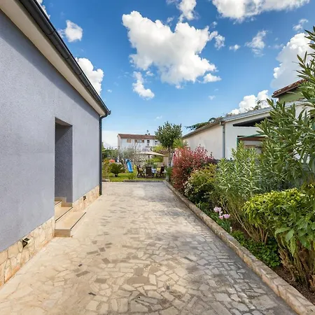 Lovely House With Garden Near Centre Будинок відпочинку *