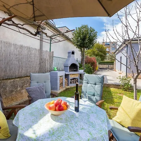 Будинок відпочинку Lovely House With Garden Near Centre *