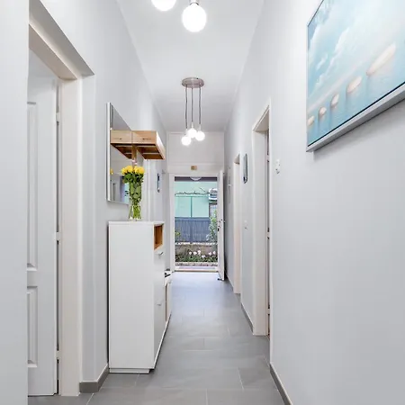 Lovely House With Garden Near Centre