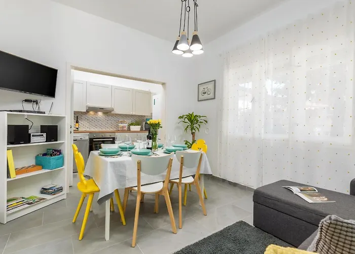Lovely House With Garden Near Centre Holiday home