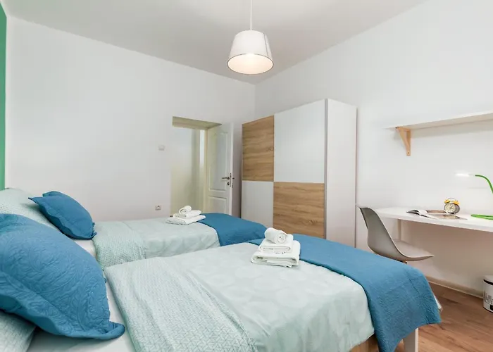 Holiday home Lovely House With Garden Near Centre *