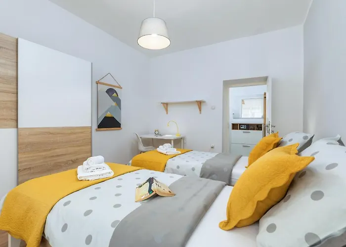 Lovely House With Garden Near Centre *