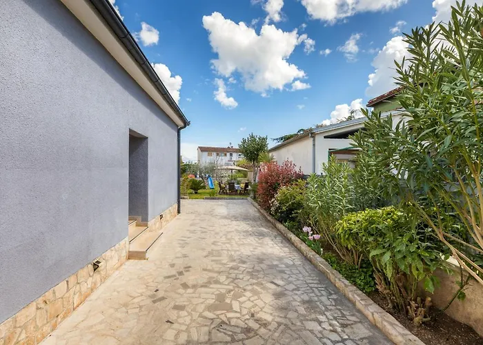 Lovely House With Garden Near Centre Holiday home *