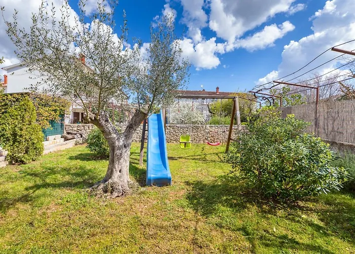Lovely House With Garden Near Centre Pula