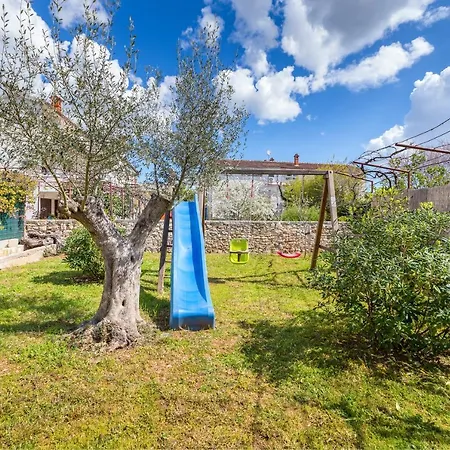 Lovely House With Garden Near Centre Pula