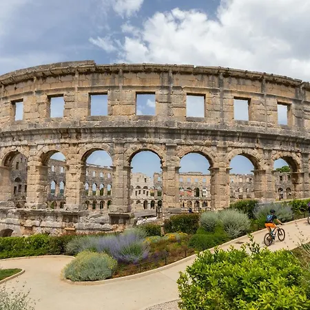 Casa de Férias Lovely House With Garden Near Centre Pula