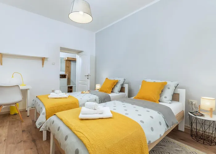 بيت للعطل Lovely House With Garden Near Centre *