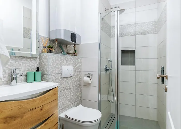 Lovely House With Garden Near Centre بيت للعطل *